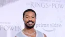 Michael B. Jordan berpose menghadiri pemutaran perdana "The Lord of the Rings: The Rings of Power" di The Culver Studios di Culver City, California (15/8/2022). Michael B. Jordan Pamer Otot dengan Sweater Tanpa Lengan di acara tersebut. (Matt Winkelmeyer/Getty Images/AFP)