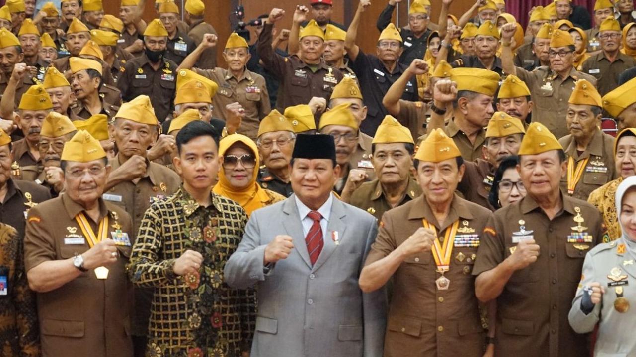 Menteri Pertahanan Prabowo Subianto didampingi Wali Kota Solo Gibran Rakabuming Raka dan Rektor Universitas Sebelas Maret (UNS) Jamal Wiwoho menghadiri peringatan Hari Veteran Nasional (Harvetnas) di&nbsp; Auditorium GPH Haryo Mataram UNS, Kamis (10/8/202