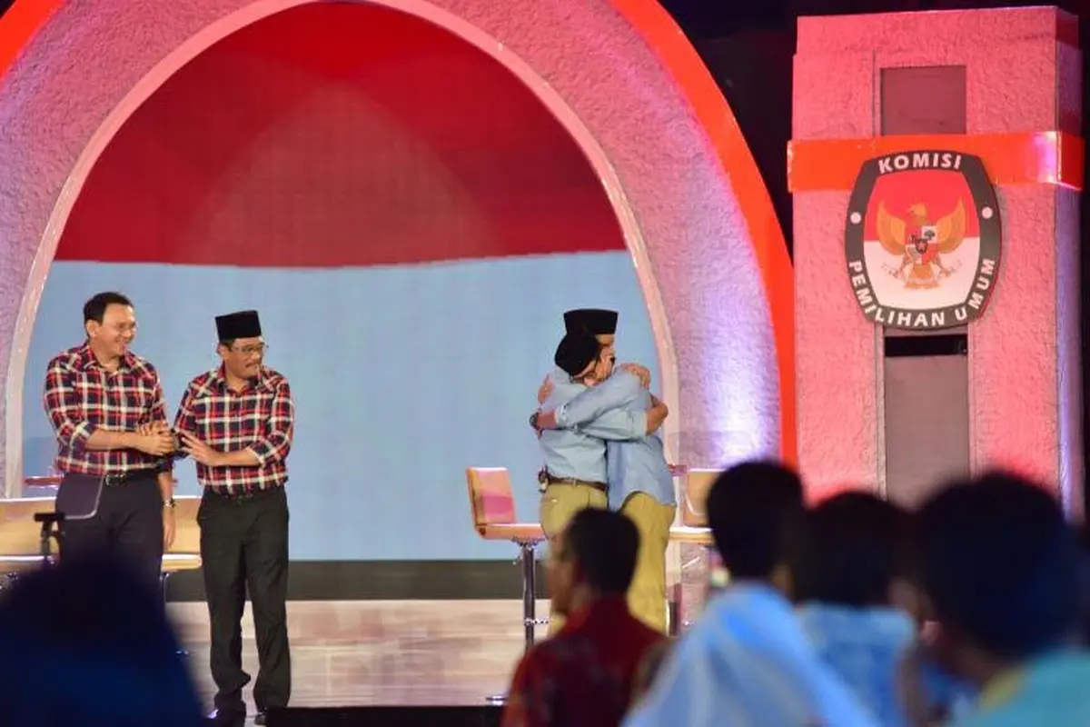Anies dan Sandi berpelukan erat usai debat pamungkas Pilkada DKI putaran kedua.  