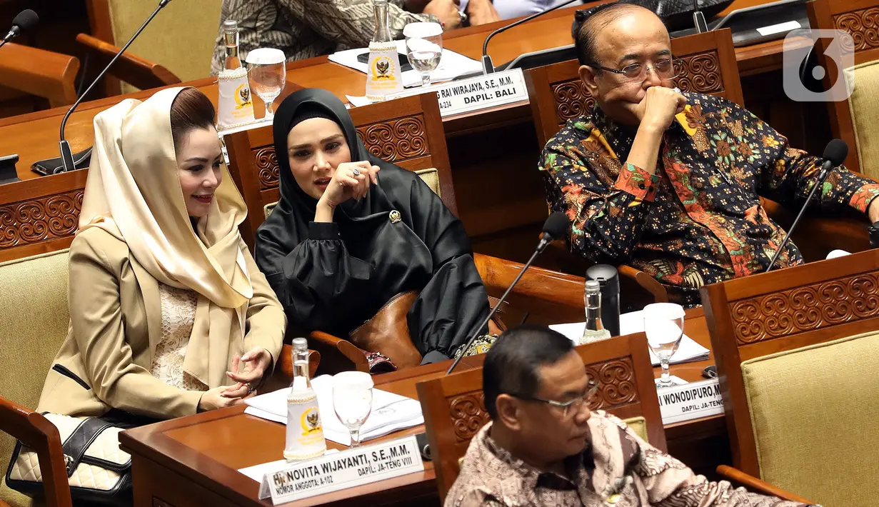 Anggota DPR Mulan Jameela (tengah) dan Novita Wijayanti berbincang saat penutupan sidang paripurna DPR ke-6 masa persidangan I 2019-2020 di Kompleks Parlemen, Jakarta, Selasa (17/12/2019). (Liputan6.com/Johan Tallo)