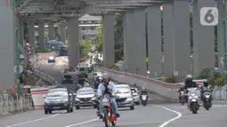 Pekerja menyelesaikan proyek kontruksi halte Light Rail Transit (LRT) di Jakarta, Selasa (8/12/2020).  Lintasan LRT yang memiliki total panjang 44 km dengan double trek dari 17 stasiun semua halte di Kuningan akan disatukan dengan stasiun LRT. (merdeka.com/Imam Buhori)