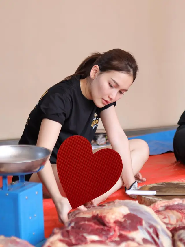Ayu Ting Ting saat Jadi Panitia Kurban. [@ayutingting92]