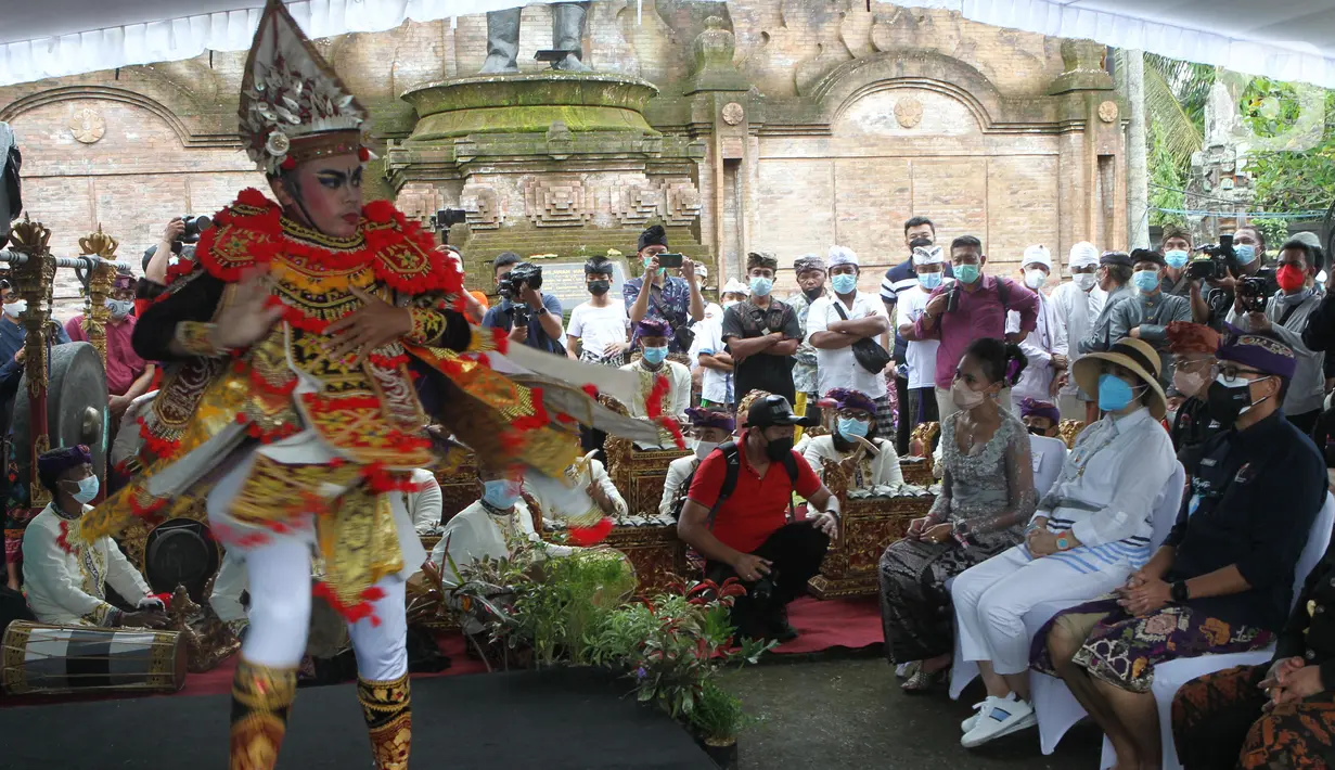 Penari saat mempersembahkan Tari Barong di depan Menteri Parekraf Sandiaga Salahuddin Uno di Desa Wisata Carangsari, Badung, Bali, Sabtu (25/9/2021). Sandiaga Uno disambut dengan Tari Barongsai yang melambangkan seorang prajurit. (Liputan6.com/HO/Parekraf)