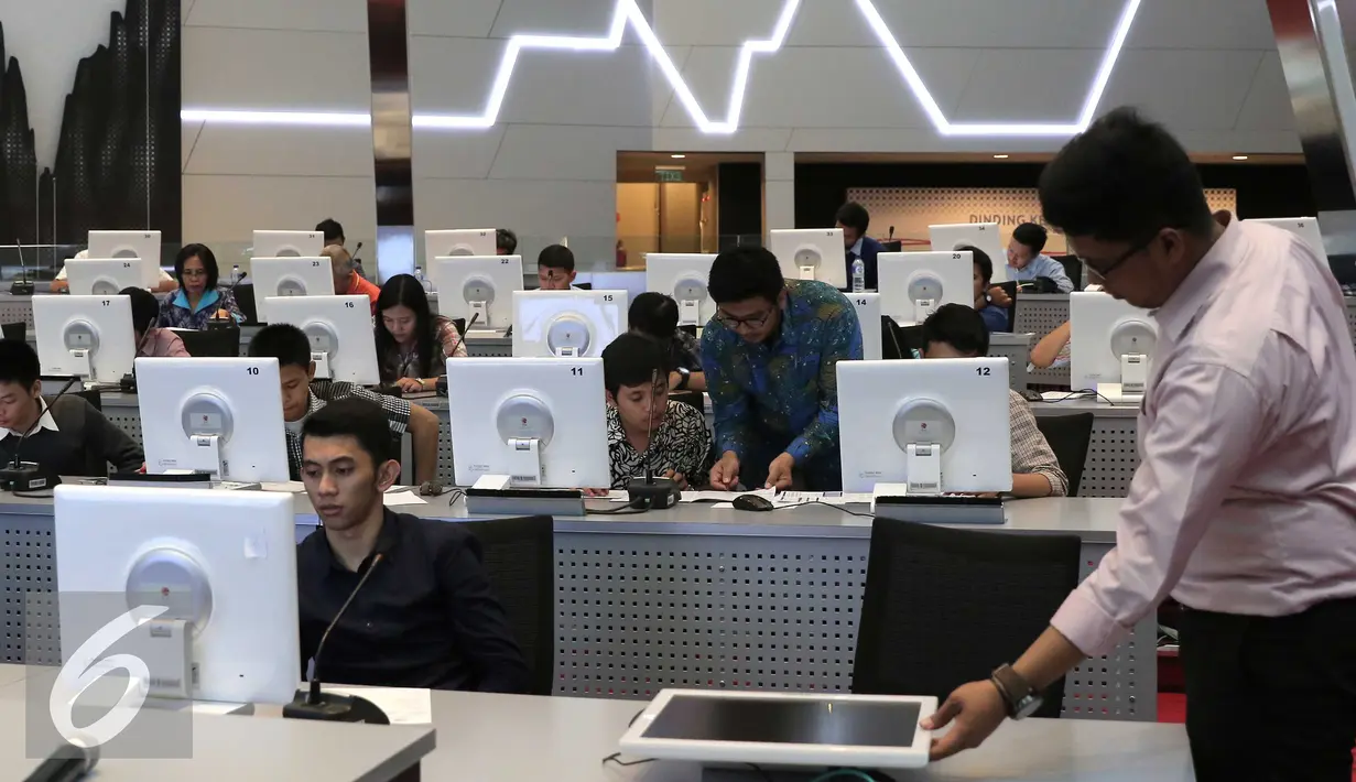 Peserta memantau monitor bursa saham pasar modal di Bursa Efek Jakarta, Selasa (17/11). Hal ini sejalan dengan salah satu inisiatif pemerintah melalui Bursa Efek Indonesia (BEI), yakni menambah jumlah investor pasar modal. (Liputan6.com/Angga Yuniar)