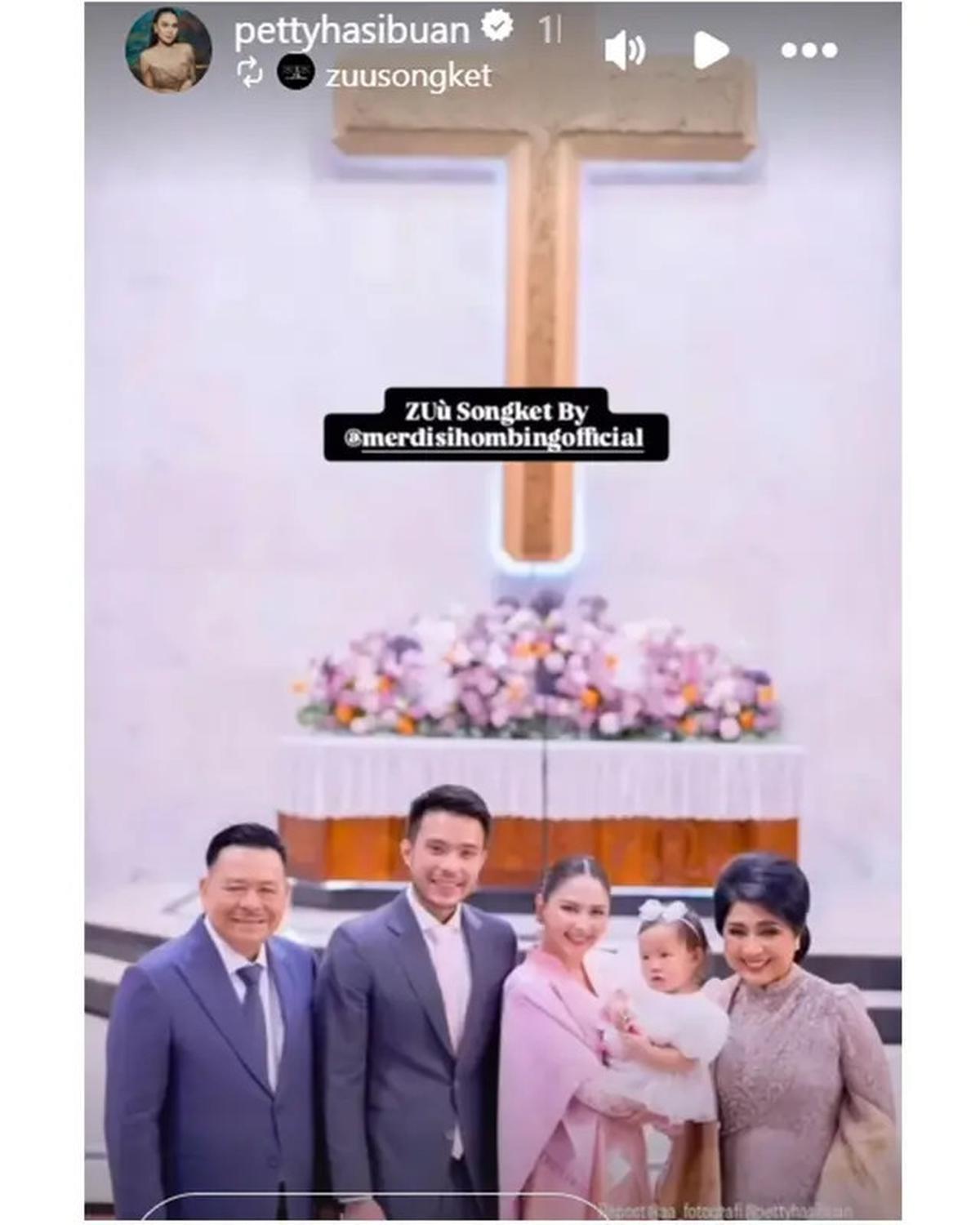 6 Potret Jessica Mila di Pembaptisan Putrinya, Padukan Songket dan Kebaya Pink