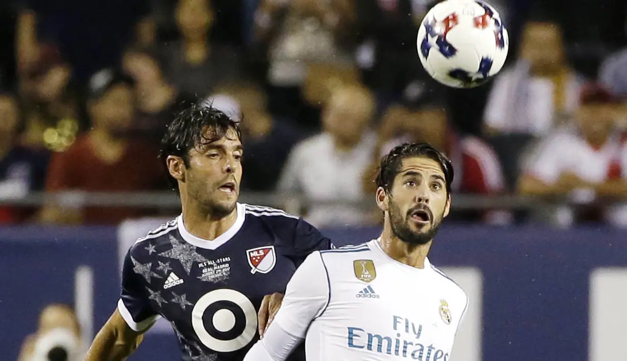 Gelandang Real Madrid, Isco, berebut bola dengan pemain MLS All-Star, Kaka, pada laga persahabatan di Soldier Field, Chicago, Kamis (3/8/2017). Real Madrid menang 4-2 atas MLS All-Star melalui adu penalti. (AP/Nam Y. Huh)