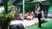 Staf Khusus Menpora Bidang Komunikasi dan Hubungan Internasional, Alia Noorayu Laksono menyambangi Sekolah Luar Biasa (SLB) Kembar Jaya Pembangunan I, Duren Sawit, Jakarta Timur, Kamis (16/11/2023) (Istimewa)