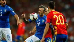Gelandang Italia, Federico Bernardeschi (tengah) berusaha mengontrol bola dari kawalan pemain Spanyol saat bertanding di kualifikasi Piala Dunia 2018 di Stadion Santiago Bernabeu di Madrid, (2/9). Spanyol menang atas Italia 3-0. (AP Photo / Paul White)