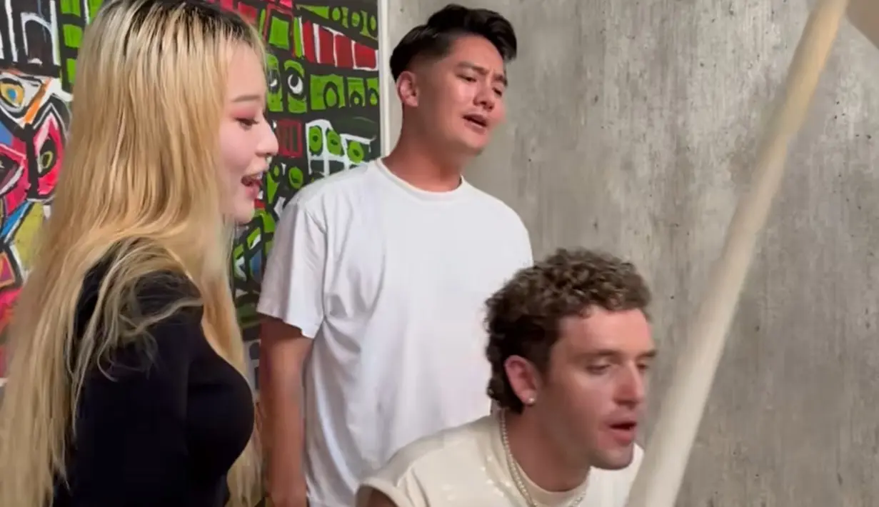 Ada juga gamers sekaligus penyanyi Nitavior yang ikut menjadi backing vokal konser Lauv di rumah Boy William. (Liputan6.com/IG/@lauvsongs)