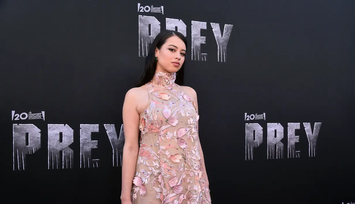 Amber Midthunder berpose saat menghadiri pemutaran film Prey di Regency Village Theatre di Los Angeles, California (2/8/2022). Amber Midthunder tampil cantik dengan balutan gaun bunga yang halus saat mereka memimpin bintang yang menghadiri pemutaran perdana Prey di Los Angeles. (Alberto E. Rodriguez/Getty Images for Disney/AFP)