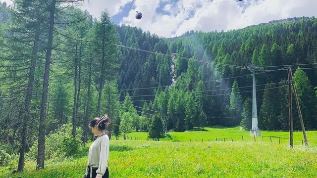 Gaya Kasual Iris Wullur Liburan yang Ungkap Perselingkuhan Suami. (Dok: IG https://www.instagram.com/p/BynnGhnBB5x/?igsh=MWxqbWR5aHNpaDRtNQ==)