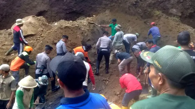 Pencarian dua korban tertimbun pasir hari pertama dengan cara manual terkendala material yang bervolume besar dan turunnya hujan. (Foto: Liputan6.com/Polres Wonosobo/Muhamad Ridlo)