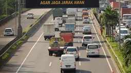 Pengendara melintas di jalan Tol Lingkar Luar Seksi Pondok Pinang-Jagorawi, Jakarta, Rabu (16/3/2016). Keputusan pengalihan pengelolaan JORR S Pondok Pinang-Jagorawi dikarenakan PT MNB tidak bisa mengembalikan pinjaman. (Liputan6.com/Helmi Fithriansyah)