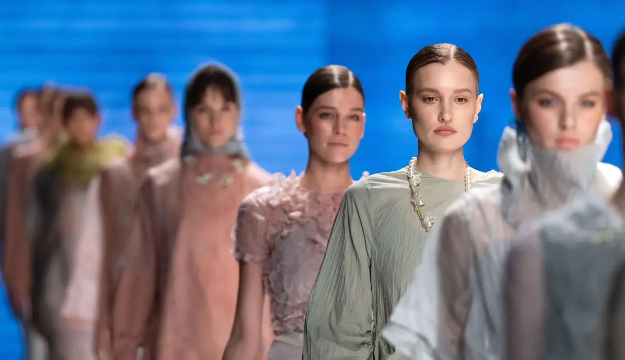 Moscow Fashion Week kali ini tidak hanya menekankan minat yang meningkat terhadap budaya dan desain Indonesia dalam dunia mode Rusia, tetapi juga menyoroti perannya sebagai platform penting untuk kolaborasi internasional dan pertukaran budaya dalam industri fashion. (Foto: Dokumen/Moscow Fashion Week)