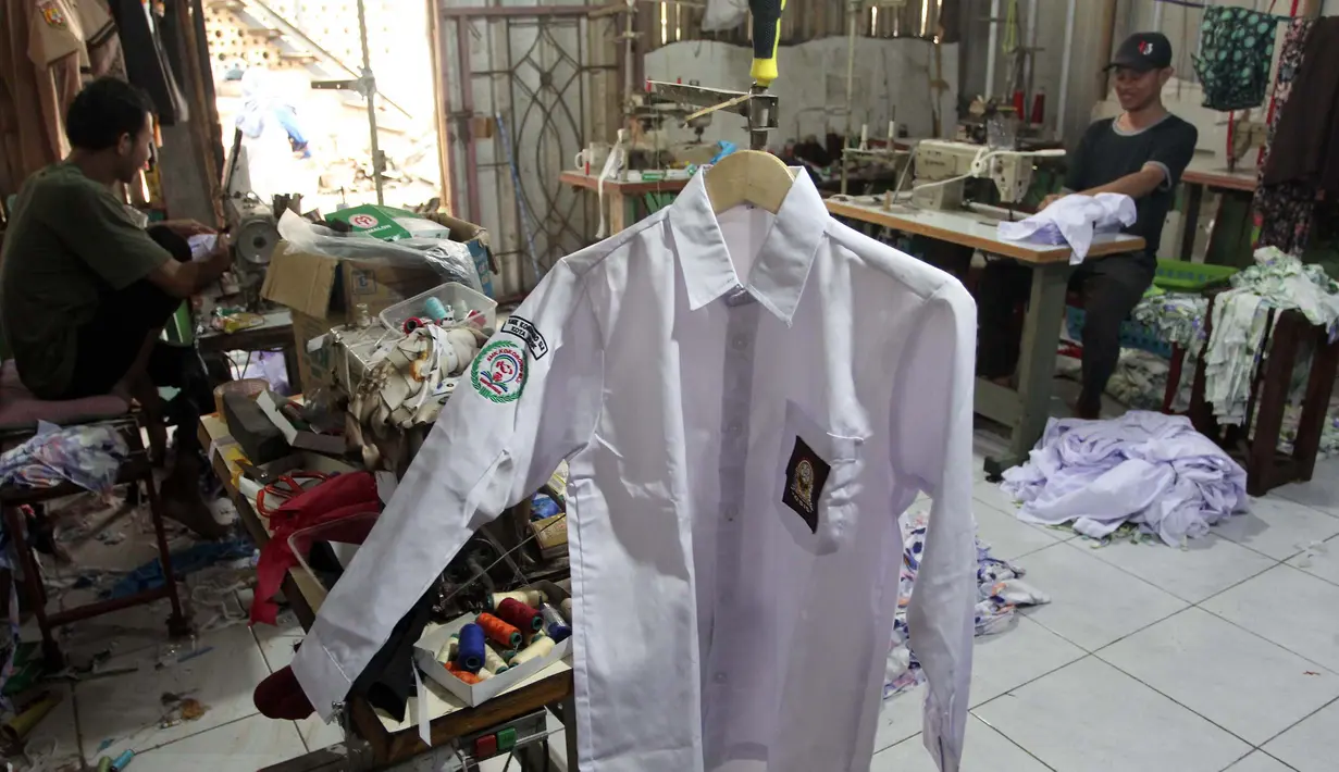 Pekerja menyelesaikan produksi seragam sekolah di rumah ronveksi Fia Busana Sawangan Depok, Jawa Barat, Rabu (08/07/2026). (KLY/ Arie Basuki)