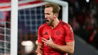 Pemain Bayern Munchen, Harry Kane, melakukan selebrasi setelah mencetak gol ke gawang Augsburg dalam laga pekan 11 Bundesliga 2024/2025 yang dihelat di Allianz Arena, Sabtu (23/11/2024). (AFP/Lukan Barth-Tuttas)