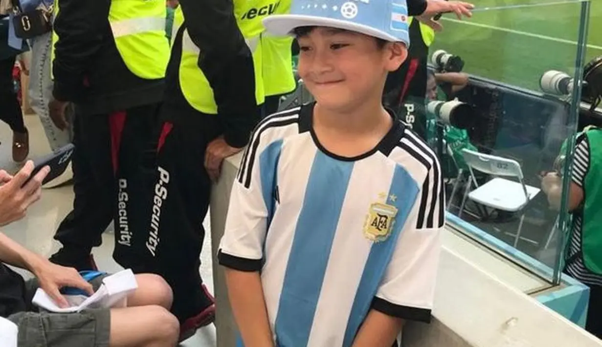 Tak hanya jersey, Rafathar juga mengenakan atribut lengkap seperti topi yang dikenakannya. [Foto: instagram.com/raffinagita1717]