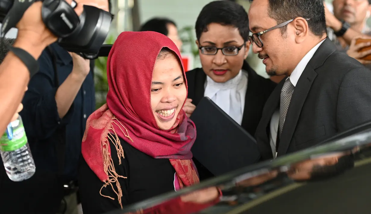 Warga negara Indonesia Siti Aisyah tersenyum saat meninggalkan Pengadilan Tinggi Shah Alam, Kuala Lumpur, Malaysia, Senin (11/3). Siti Aisyah ditangkap otoritas Malaysia pada 15 Februari 2017. (AFP Photo/ Mohf Rasfan)