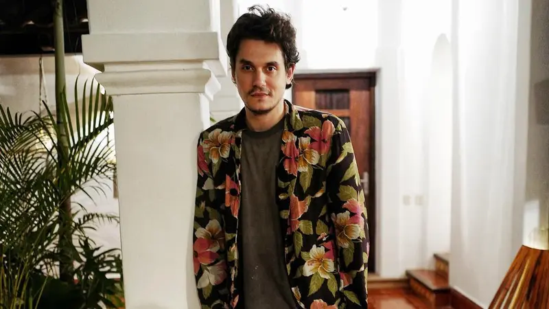 Bakal Konser di Indonesia, Simak 6 Gaya Kece John Mayer Saat Pakai Outer