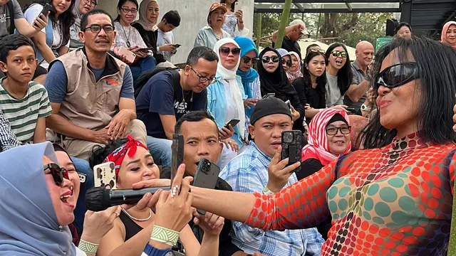 Atiek CB masih mendapat sambutan yang luar biasa dari para penggemarnya saat tampil di Karma Ruang.
