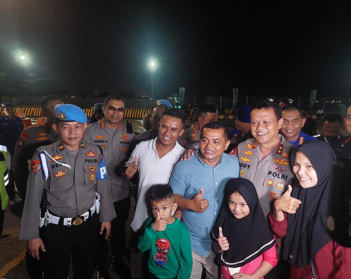 Kapolda Banten Irjen Rudy Heriyanto meninjau Dermaga 6 Eksekutif Pelabuhan Merak, Sabtu (15/4/2023) malam.
