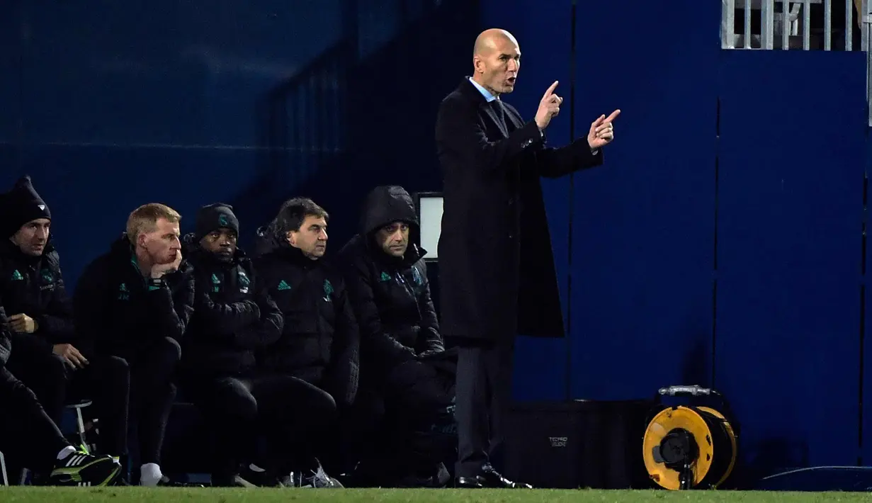 Pelatih Real Madrid, Zinedine Zidane memberi instruksi pada pemainnya saat berhadapan dengan Leganes pada leg pertama perempat final Copa del Rey di Estadio Municipal de Butarque (18/1). Madrid menang tipis 1-0 atas Leganes. (AFP Photo/Oscar Del Pozo)