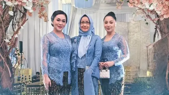 Nikita Willy dengan kebaya hamil.
