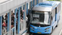 Bus Transjakarta menaikan penumpang di halte Tosari, Jakarta, Jumat (30/12). Koridor 1 (Blok M-Kota) dan Koridor 5 (Kampung Melayu-Ancol) akan menjadi fokus pelayanan pada malam tahun baru. (Liputan6.com/Yoppy Renato)