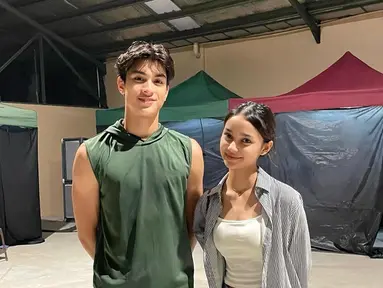 Dalam foto yang diunggah, Sydney Azkassyah dan Eddie Meijer terlihat berdiri berdampingan dengan senyum ramah. Eddie tampil kasual dengan kaos tanpa lengan hijau dan celana pendek putih, sementara Sydney memadukan tank top putih dengan kemeja motif garis serta celana jeans. Kedekatan artis muda ini semakin mencuri perhatian karena mereka tampak nyaman saat berpose bersama.  (Liputan6.com/IG/@cuttaryofficial)