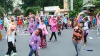 Senam berkebaya peringati Hari Kartini (Liputan6.com/ Reza Kuncoro)