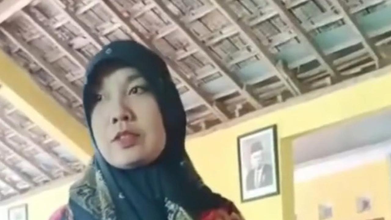 Punya Banyak Gelang Emas dan Perhiasan, Ibu Ini Disoraki Warga Lantaran Terima Bansos