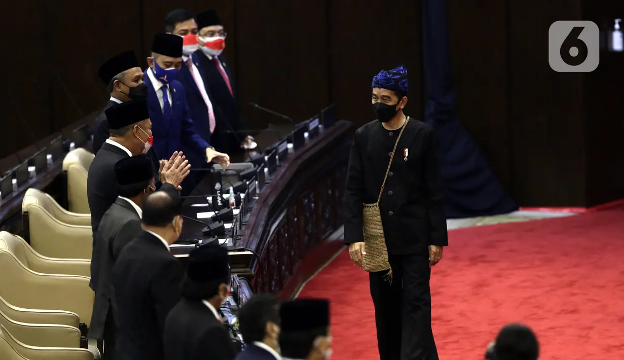 Presiden Joko Widodo atau Jokowi (kanan) saat mengikuti Sidang Paripurna DPR 2021 di Gedung Nusantara, Senayan, Jakarta, Senin (16/8/2021). Jokowi membacakan RUU APBN 2022 dan Nota Keuangan. (Liputan6.com/Angga Yuniar)
