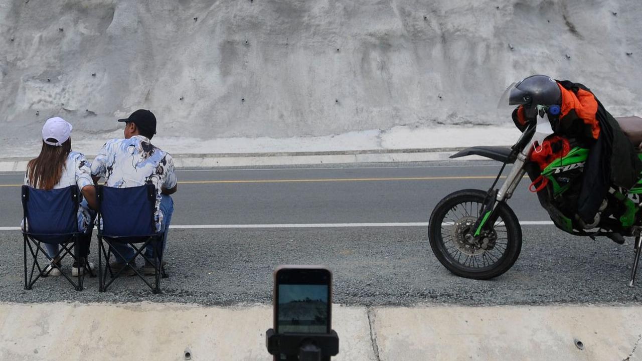 Sementara itu, warga maupun pengendara kendaraan bermotor melintasi jalan baru JLS (Jalan Lintas Selatan) ini menyempatkan diri untuk berhenti sejenak mengabadikan momen berfoto bersama di jalan yang menghubungkan Tulungagung - Trenggalek di Watulimo.