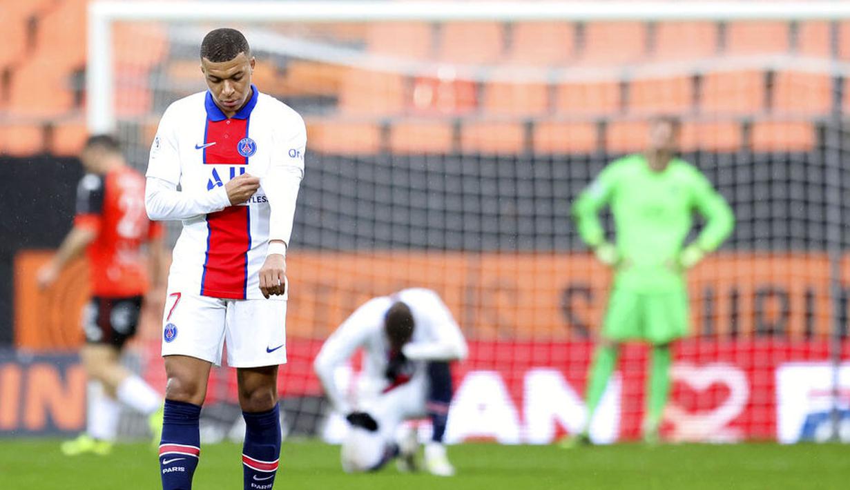 Striker Paris Saint-Germain (PSG), Kylian Mbappe, tampak lesu usai ditaklukkan Lorient pada laga Liga Prancis di Stadion Moustoir, Minggu (31/1/2021). PSG takluk dengan skor 3-2. (AP/David Vincent)