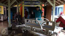 Petugas membersihkan sisa lumpur yang menggenangi RSUD dr Slamet akibat banjir bandang dari aliran sungai Cimanuk di Kabupaten Garut, Kamis (22/9).  Untuk sementara sebagian pasien dipindahkan ke Rumah Sakit Guntur. (Liputan6.com/Johan Tallo)