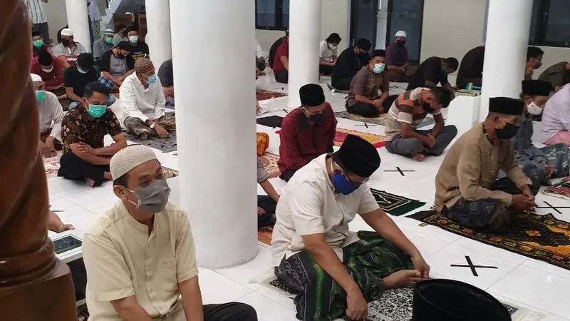 Pelaksanaan salat Jumat di Masjid Cut Meutia Jakarta, Jumat (5/6/2020). (dok Arief Rosyid)
