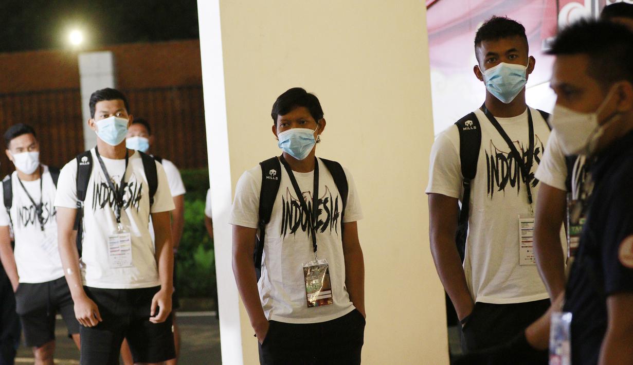 Pemain Timnas Indonesia saling menjaga jarak saat tiba di Stadion Madya, Jakarta. (Foto: Bola.com/M. Iqbal Ichsan)
