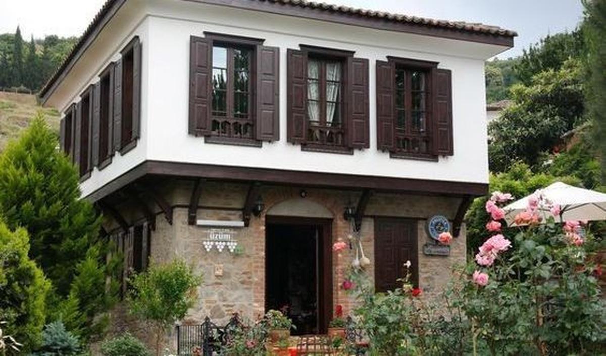 6. Rumah Jadul Modern Dua Lantai