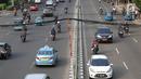 Sejumlah pengendara melintas dibawah kabel yang ditopang tiang bambu di kawasan Pasar Baru, Jakarta, Selasa (12/9). Selain membahayakan pengguna jalan, buruknya instalasi kabel tersebut juga merusak estetika kota. (Liputan6.com/Immanuel Antonius)