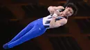 File foto pada 24 Juli 2021, pesenam Jepang Kohei Uchimura bertanding di nomor palang horizontal kualifikasi senam artistik putra Olimpiade Tokyo 2020 di Ariake Gymnastics Center. Pesenam Jepang dua kali juara all-around Olimpiade itu mengumumkan pensiun pada Selasa (11/1/2022). (Martin BUREAU/AFP)