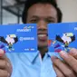 Karyawan menunjukkan e-Money edisi Asian Para Games 2018 di unit produksi kartu, Jakarta, Rabu (3/10). E-money edisi terbatas ini akan dapat diperoleh di booth Bank Mandiri yang ditempatkan di venue APG. (Liputan6.com/Angga Yuniar)