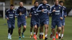 Pemain Argentina, Lionel Messi (kiri) melakukan pemanasan bersama rekan setimnya saat sesi latihan jelang laga kualifikasi Piala Dunia 2018 di Ezeiza, Buenos Aires, (3/10/2017).  Argentina akan melawan Peru pada 6 oktober 2017. (AFP/Juan Mabromata)