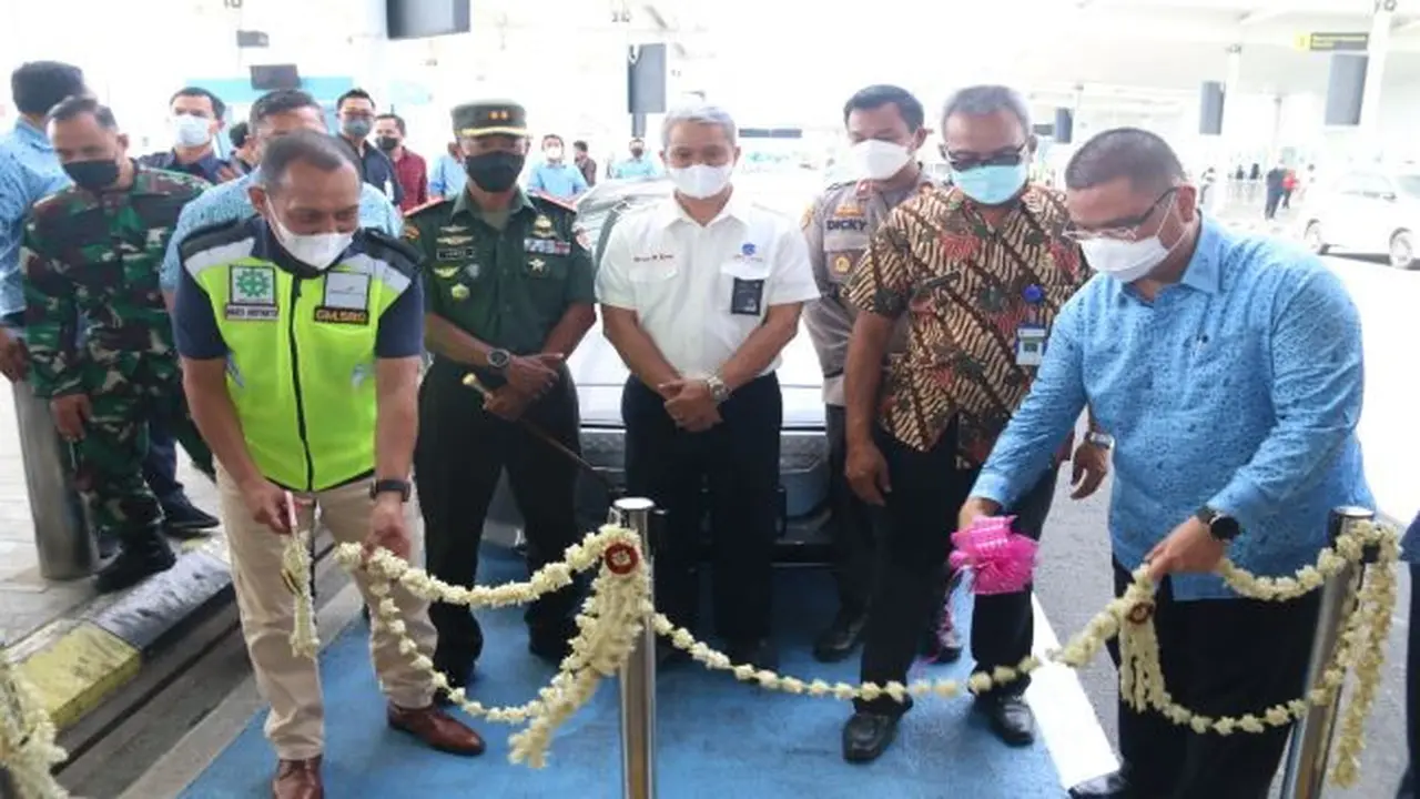 PT Blue Bird Tbk (BIRD) dan PT Angkasa Pura I berkolaborasi memberikan kenyamanan mobilitas bagi pengguna transportasi udara di Semarang, Jawa Tengah (Dok: Istimewa)