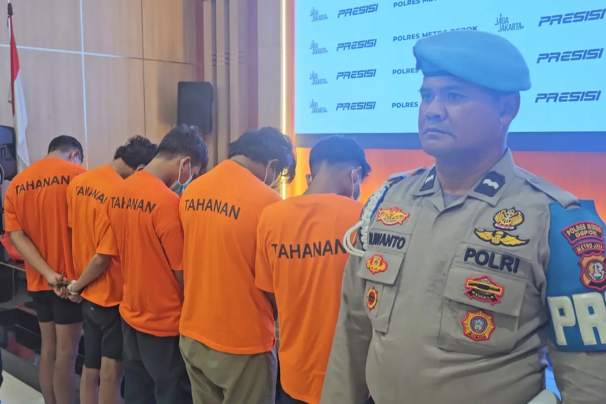 Para tersangka penganiayaan hingga korban meninggal dunia saat berada di Polres Metro Depok (Liputan6.com/Dicky Agung Prihanto)
