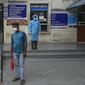Seorang pria India yang mengenakan masker menunggu untuk memasuki rumah sakit pemerintah di Jammu, Selasa (4/5/2021).  India pada Selasa (4/5) mengonfirmasi lebih dari 20 juta infeksi virus corona, setelah mencatat 357.229 kasus baru selama 24 jam terakhir. (AP Photo/Channi Anand)