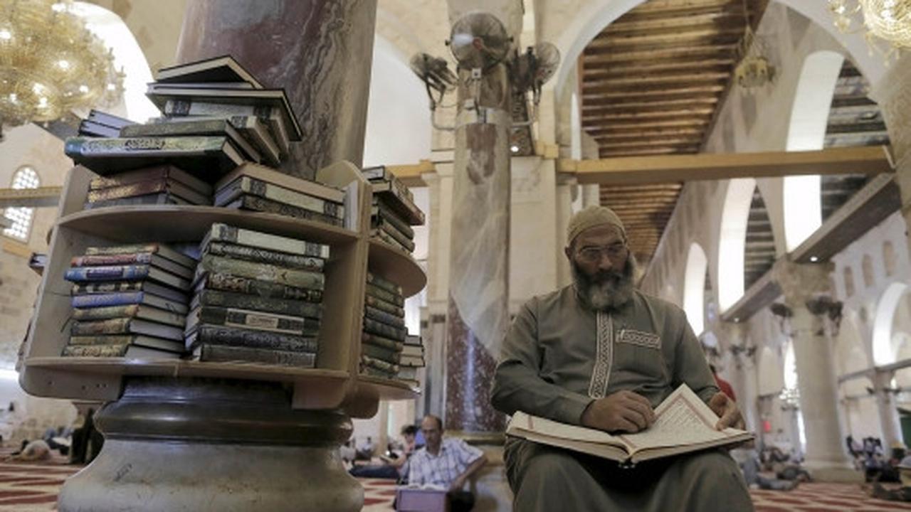 Melantunkan ayat suci Alquran di Masjid Al Aqsa