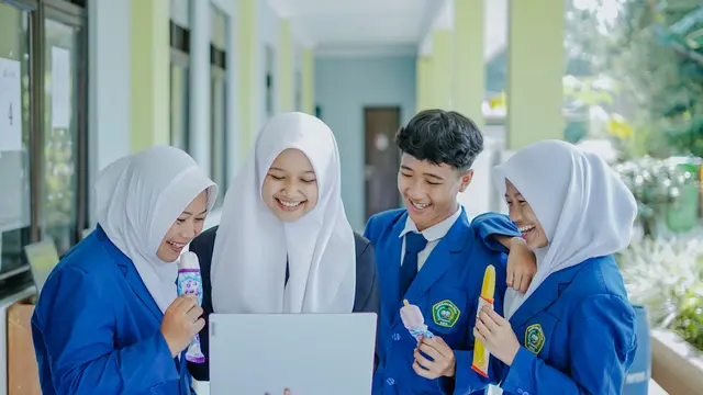 Anak Sekolah Mendapat Bantuan Laptop. Diharapkan Pemberian Laptop dapat Menunjang Aktivitas Belajar Mengajar di Sekolah