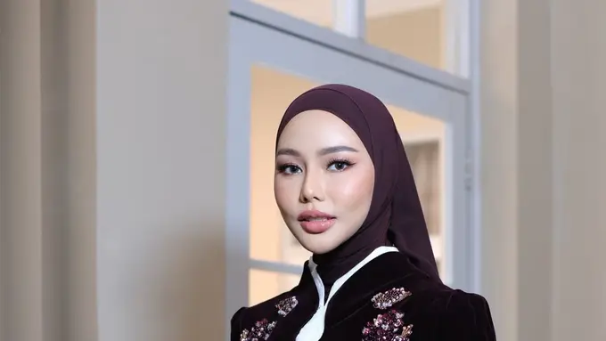 Gaya Elegan Dara Arafah Saat Resmi Tunangan, Anggun dalam Beskap Modern Bernuansa Maroon