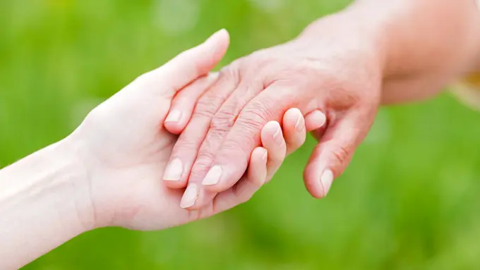 menggenggam tangan menolong