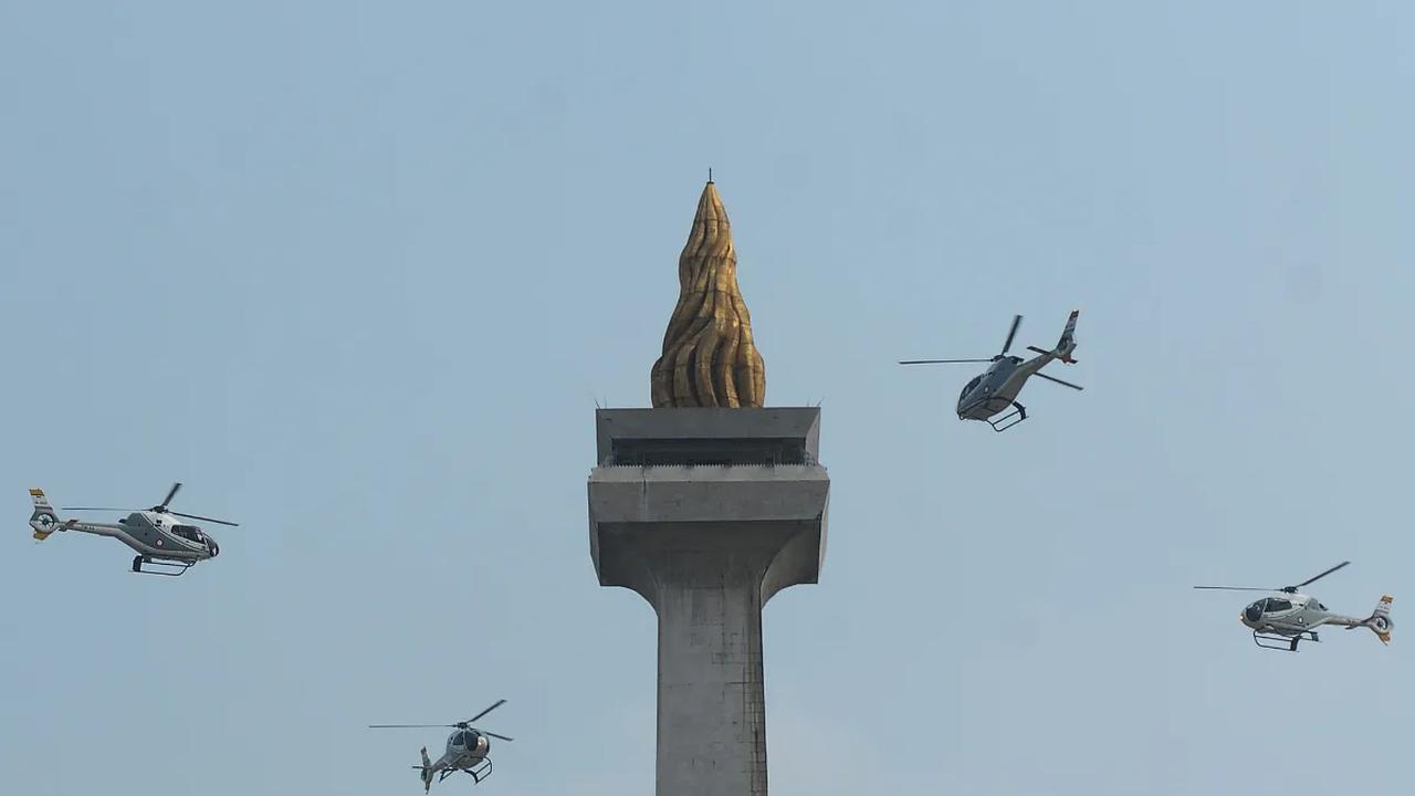 Setelah penampilan aksi pasukan penerjun payung, demonstrasi udara dilanjutkan dengan manuver helikopter, pesawat tempur hingga Hercules TNI AU melintasi tugu Monas.<br>